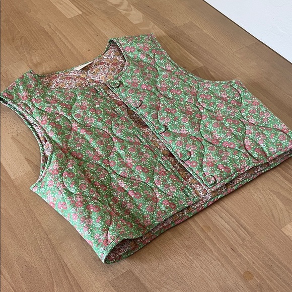 Oak Meadow Floral Quilted Vest - Picture 2 of 13